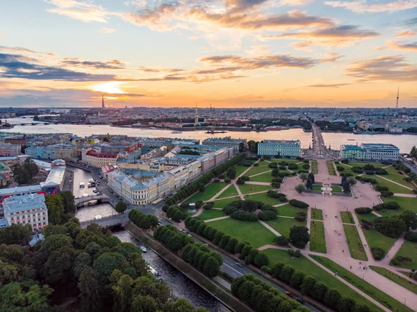 Saint-Petersburg Rusya: güzel üstten görünüm tarihi şehir merkezinde St Petersburg bir Mars, yaz bahçesi ve Neva nehir bir güneşli yaz gününde hava alanında