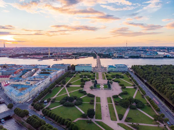Saint-Petersburg Rusya: güzel üstten görünüm tarihi şehir merkezinde St Petersburg bir Mars, yaz bahçesi ve Neva nehir bir güneşli yaz gününde hava alanında
