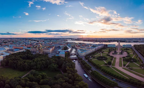 圣彼得堡俄罗斯 美丽的历史市中心圣彼得堡的顶级景观 从空中的火星 夏季花园和涅瓦河的领域 在一个阳光明媚的夏日 — 图库照片