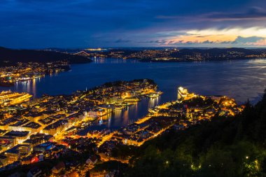 Floyen Bergen, Bergen, Norveç batımında panoramik manzaralı.