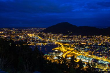 Floyen Bergen, Bergen, Norveç batımında panoramik manzaralı.