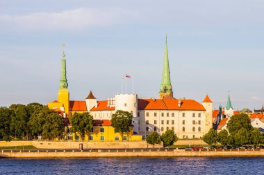 Görünüm Riga Sarayı, Katedral, St. Peter Kilise ve fabrika Kilisesi, St. kurtarıcı, nehir Daugava, Başkan, Riga - Letonya'nın başkenti resmi konutu kıyısında Riga Castle bir kaledir.