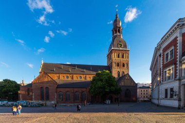 Riga, Letonya - 29 Temmuz 2017: Güzel bir akşam görünümü Dome Meydanı ve Evangelist Lutheran Riga Dome Katedrali tarihi kentin tarihi merkezi. En tanınabilir yerlerinden biridir.