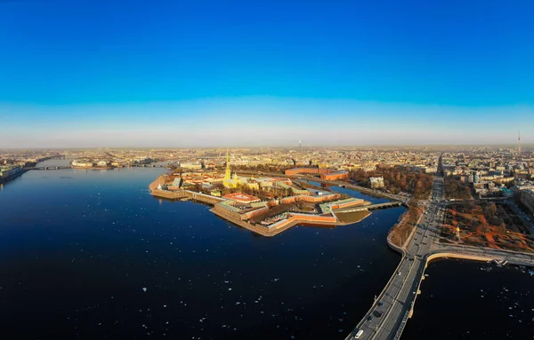 Güneşli bahar gününde Petropavlovsky kale güzel havadan görünümü. Mavi gökyüzü arka planda ünlü Peter ve Paul Katedrali altın uzun boylu Spire. St. Petersburg tarihi merkezi, Rusya.