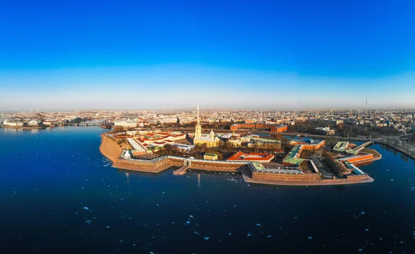 Schöne Luftaufnahme der petropavlovsky Festung an einem sonnigen Frühlingstag. goldene hohe Turmspitze der berühmten Peter- und Paulskathedrale auf blauem Himmelshintergrund. historisches zentrum von st. petersburg, russland. — Stockfoto