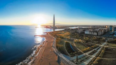 Saint Petersburg, Rusya - 16 Nisan 2019: Kamu, iş kompleksi Lakhta merkezi, Gökdelen Gazprom genel merkezi. Finlandiya Körfezi. Gün batımında mavi gökyüzünü temizleyin. Sudaki yansıma. En iyi görüntü hava drone