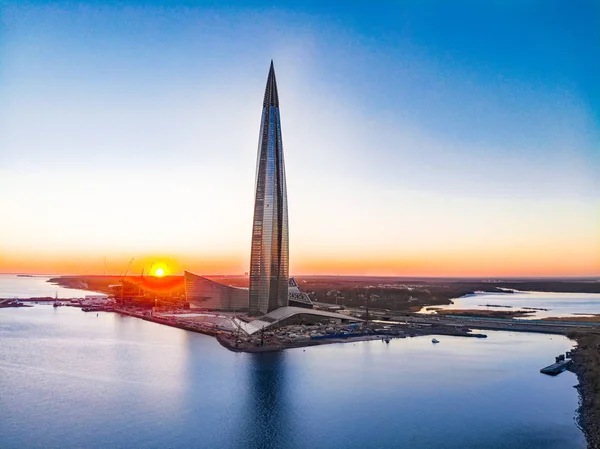 Saint Petersburg, Rusya - 16 Nisan 2019: Kamu, iş kompleksi Lakhta merkezi, Gökdelen Gazprom genel merkezi. Finlandiya Körfezi. Gün batımında mavi gökyüzünü temizleyin. Sudaki yansıma. En iyi görüntü hava drone