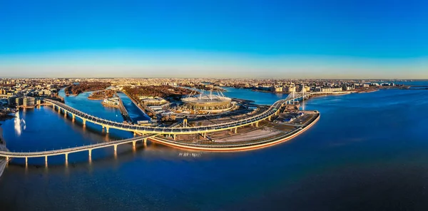 Saint-Petersburg, Rusya - 14 Nisan 2019: Yeni Stadyum Zenit - Arena, otoyol, Finlandiya Körfezi, güneşli yaz gününde Yaya köprüsüne güzel manzara. Üst panoramik görünümü hava drone. St. Petersburg