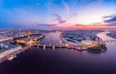 St Petersburg, Rusya, gün batımında Vasilievskiy Adası, Rostral Sütunlar, Amirallik, Saray Köprüsü, Borsa Binası beyaz gece güzel hava evning görünümü. drone'dan çekilmiş.