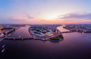 St Petersburg, Rusya, gün batımında Vasilievskiy Adası, Rostral Sütunlar, Amirallik, Saray Köprüsü, Borsa Binası beyaz gece güzel hava evning görünümü. drone'dan çekilmiş.