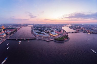 St Petersburg, Rusya, gün batımında Vasilievskiy Adası, Rostral Sütunlar, Amirallik, Saray Köprüsü, Borsa Binası beyaz gece güzel hava evning görünümü. drone'dan çekilmiş.