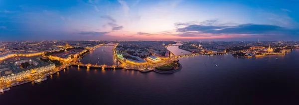 Belle vue aérienne du soir dans les nuits blanches de Saint-Pétersbourg, Russie, L'île Vasilievskiy au coucher du soleil, Colonnes Rostrales, Amirauté, Pont du Palais, Bâtiment de la Bourse. tiré du drone . — Photo