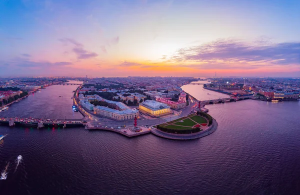 Beautiful aerial evning view in the white nights of St. Petersburg, Russia, The Vasilievskiy Island at sunset, Rostral Columns, Admiralty, Palace Bridge, Stock Exchange Building. shot from drone. — Stock Photo, Image