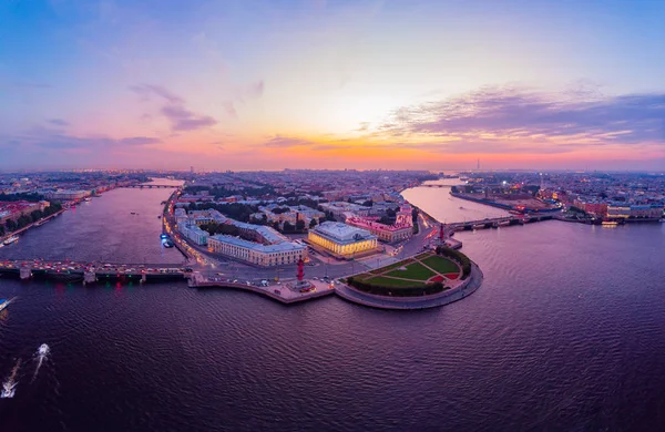 St Petersburg, Rusya, gün batımında Vasilievskiy Adası, Rostral Sütunlar, Amirallik, Saray Köprüsü, Borsa Binası beyaz gece güzel hava evning görünümü. drone'dan çekilmiş.