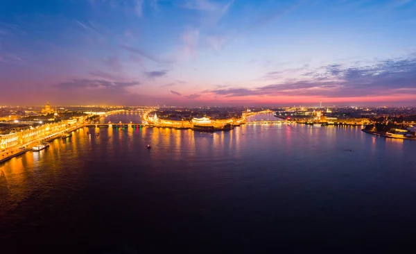 Piękne anteny evning widok w białych nocy Petersburga, Rosja, Wyspa Vasilievskiy o zachodzie słońca, kolumny Rostral, Admiralty, Palace Bridge, Stock Exchange Building. strzał z drona. — Zdjęcie stockowe