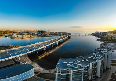 8 Mayıs 2019, St. PETERSBURG Rusya: Güneş batımında ve yeni yolda Futbol stadyumu Zenit Arena 'nın havadan görünüşü - Batı Yüksek Hız Çapı Krestovsky ve Vasilyevsky Adalarını birbirine bağlıyor. Neva 'nın üstündeki viyadük.