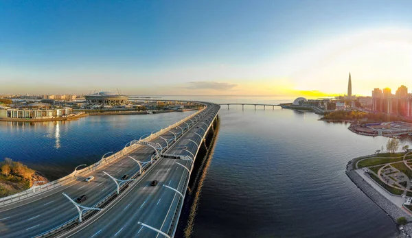 8. Mai 2019, St. PETERSBURG Russland: Luftaufnahme des Fußballstadions Zenit Arena bei Sonnenuntergang und neuer Straße - Westlicher Hochgeschwindigkeitsdurchmesser, der Krestovsky und Wasilyevsky Inseln verbindet. Viadukt über der Newa. — Stockfoto