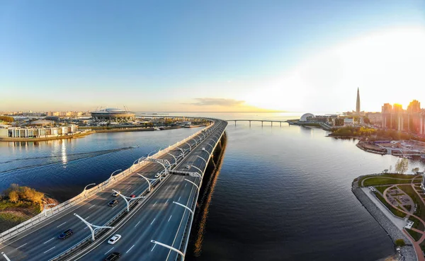 8 mei 2019, St. PETERSBURG Rusland: Luchtfoto van voetbalstadion Zenit Arena bij zonsondergang en nieuwe weg - Western High Speed Diameter tussen Krestovsky en Vasilyevsky Islands. Viaduct boven Neva. — Stockfoto