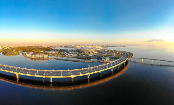 8. Mai 2019, St. PETERSBURG Russland: Luftaufnahme des Fußballstadions Zenit Arena bei Sonnenuntergang und neuer Straße - Westlicher Hochgeschwindigkeitsdurchmesser, der Krestovsky und Wasilyevsky Inseln verbindet. Viadukt über der Newa. — Stockfoto