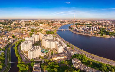 Saint-Petersburg, Rusya - 3 Haziran 2019: Bolshaya Nevka nehri kıyısındaki Ushakovskaya setindeki yeni elit konut kompleksi Riverside'da güzel havadan üst görünümü. Drone'dan görünüm