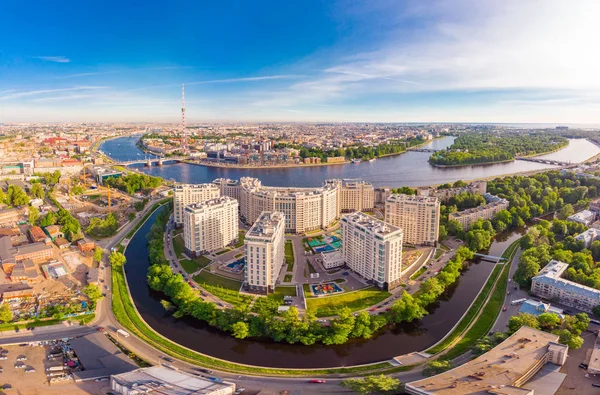 SAINT-PETERSBURG, RUSIA - 3 de junio de 2019: Hermosa vista aérea en el nuevo complejo residencial de élite Riverside en el terraplén de Ushakovskaya a orillas del río Bolshaya Nevka. Vista desde el dron — Foto de Stock