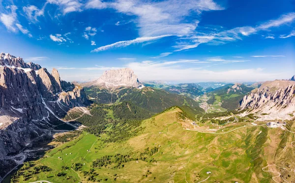 돌로미티 ( Dolomites) - 오르티세이 근처의 가르데나 패스, 파소 지아우 (Passo Giau)의 아름다운 파노라마 일몰 풍경. 여름날, 이탈리아, 티롤 남부에서 드론으로 돌로미티 알프스 산맥 의 멋진 공중 전경 — 스톡 사진