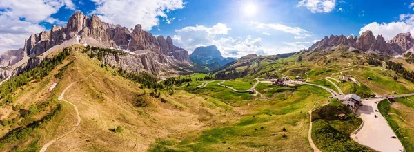 Dolomiterna-vackra panoramautsikt över solnedgången på Gardena pass, Passo Giau, nära Ortisei. Fantastisk Airial utsikt på de översta Dolomiti Alperna från Drone på sommardag, Italien, Sydtyrolen Europa — Stockfoto