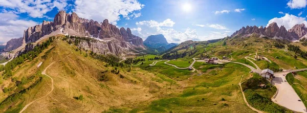 Dolomiterna-vackra panoramautsikt över solnedgången på Gardena pass, Passo Giau, nära Ortisei. Fantastisk Airial utsikt på de översta Dolomiti Alperna från Drone på sommardag, Italien, Sydtyrolen Europa — Stockfoto