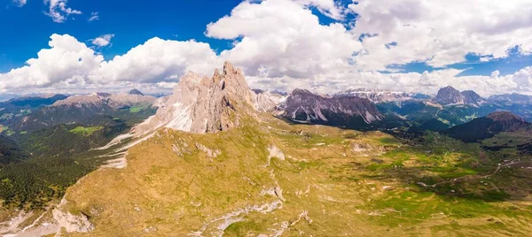 Vista aérea incrível no topo Seceda Monte pico e vale de drone. Trentino Alto Adige, Dolomites Alps, Tirol do Sul, Itália, Europa perto de Ortisei. Cordilheira Odle e maciço de Puez, Val Gardena . — Fotografia de Stock