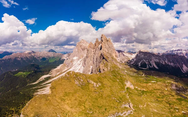 Vista aérea incrível no topo Seceda Monte pico e vale de drone. Trentino Alto Adige, Dolomites Alps, Tirol do Sul, Itália, Europa perto de Ortisei. Cordilheira Odle e maciço de Puez, Val Gardena . — Fotografia de Stock