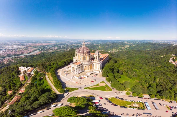 Güneşli yaz gününde Superga drone Bazilikası ünlü Beautifull havadan panoramik görünümü. İtalyan Alpleri dağlarında tepenin üstünde bulunan katedral kilisesi. Torino, Piedmont, İtalya