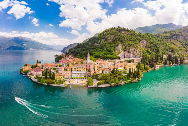 Como gölü kıyısında ünlü eski İtalya şehir - Varenna için drone Beautifull havadan panoramik görünümü. Güneşli yaz gününde yeşil tepeler, dağlar ve şehir ile Su manzara yüksek üst görünümü.