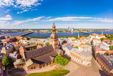 Güneşli yaz gününde drone Beautifull havadan panoramik görünümü histirical merkezi Riga ve Nehir Daugava rıhtım. Ünlü Landmark - Şehir KubbeKatedrali kilisesi ve Eski Şehir Anıtı. Letonya, Avrupa.