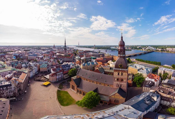 Hermosa vista panorámica aérea desde el dron En soleado día de verano al centro histirico de Riga y muelle del río Daugava. Monumento famoso - Catedral de la Cúpula de la Ciudad y Monumento a la Ciudad Vieja. Letonia, Europa . — Foto de Stock