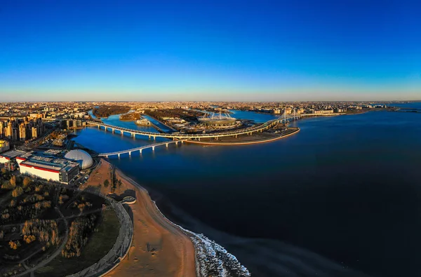 Hermosa vista al nuevo estadio Zenit Arena, autopista, Golfo de Finlandia, puente peatonal en el soleado día de verano. Dron aéreo de vista panorámica superior. San Petersburgo, Rusia — Foto de Stock
