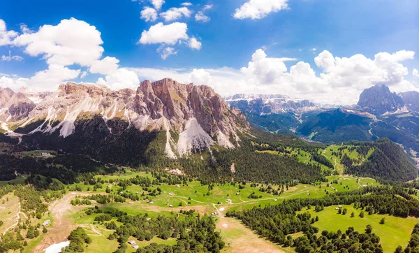 Güneşli yaz gününde drone'dan Col Raiser platosuna havadan üstten manzara. Çimenli yamaç köyü St Cristina di Val Gardena, Bolzano, Seceda İtalya yeşil vadi ile engebeli Sella Dağı Manzarası. — Stok fotoğraf