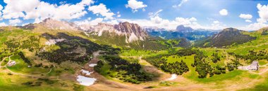 Güneşli yaz gününde drone'dan Col Raiser platosuna havadan üstten manzara. Çimenli yamaç köyü St Cristina di Val Gardena, Bolzano, Seceda İtalya yeşil vadi ile engebeli Sella Dağı Manzarası.