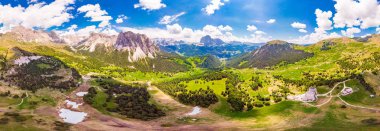 Güneşli yaz gününde drone'dan Col Raiser platosuna havadan üstten manzara. Çimenli yamaç köyü St Cristina di Val Gardena, Bolzano, Seceda İtalya yeşil vadi ile engebeli Sella Dağı Manzarası.