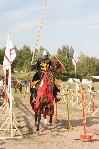 International festival of medieval culture "the Vyborg thunder" VYBORG, RUSSIA 31.07.2010: Tournament during the medieval festival. Festival is taking place every year in Vyborg, Russia. — Stock Photo, Image