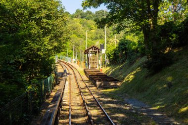 Füniküler tramvay whith Vintage binek tramvay lar. İtalyan dağ elektrik treni Sassi istasyonundan Bazilika Di Superga Kilisesi Katedrali'ne hareket eder. Alp dağları, Torino, Piedmont, İtalya.