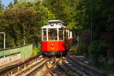 Füniküler tramvay whith Vintage binek tramvay lar. İtalyan dağ elektrik treni Sassi istasyonundan Bazilika Di Superga Kilisesi Katedrali'ne hareket eder. Alp dağları, Torino, Piedmont, İtalya.