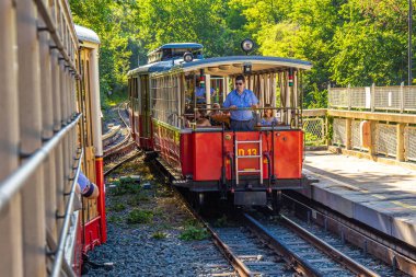 Füniküler tramvay whith Vintage binek tramvay lar. İtalyan dağ elektrik treni Sassi istasyonundan Bazilika Di Superga Kilisesi Katedrali'ne hareket eder. Alp dağları, Torino, Piedmont, İtalya.