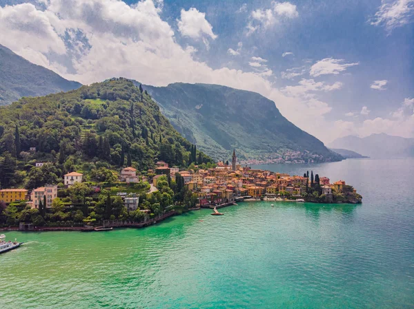 Como gölü kıyısında ünlü eski İtalya şehir - Varenna için drone Beautifull havadan panoramik görünümü. Güneşli yaz gününde yeşil tepeler, dağlar ve şehir ile Su manzara yüksek üst görünümü. — Stok fotoğraf