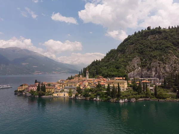 Como gölü kıyısında ünlü eski İtalya şehir - Varenna için drone Beautifull havadan panoramik görünümü. Güneşli yaz gününde yeşil tepeler, dağlar ve şehir ile Su manzara yüksek üst görünümü. — Stok fotoğraf