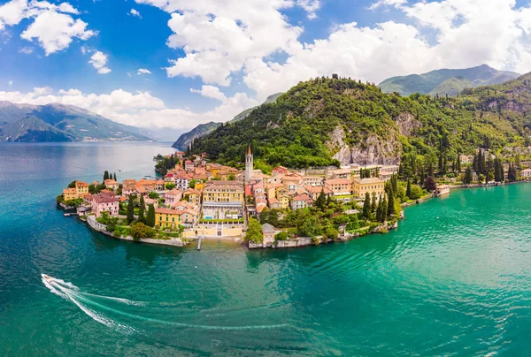 Como gölü kıyısında ünlü eski İtalya şehir - Varenna için drone Beautifull havadan panoramik görünümü. Güneşli yaz gününde yeşil tepeler, dağlar ve şehir ile Su manzara yüksek üst görünümü.