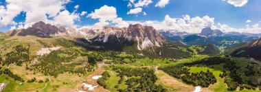 Seceda Dağı'nın zirvesinde ve drone'dan vadide inanılmaz hava üstü görünümü. Trentino Alto Adige, Dolomites Alpleri, Güney Tirol, İtalya, Ortisei yakınlarındaki Avrupa. Odle sıradağları ve Puez masifi, Val Gardena.