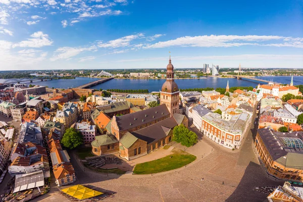 Hermosa vista panorámica aérea desde el dron En soleado día de verano al centro histirico de Riga y muelle del río Daugava. Monumento famoso - Catedral de la Cúpula de la Ciudad y Monumento a la Ciudad Vieja. Letonia, Europa . — Foto de Stock