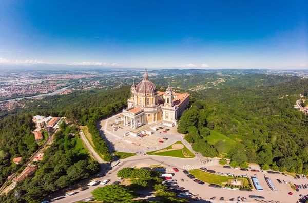 Güneşli yaz gününde Superga drone Bazilikası ünlü Beautifull havadan panoramik görünümü. İtalyan Alpleri dağlarında tepenin üstünde bulunan katedral kilisesi. Torino, Piedmont, İtalya