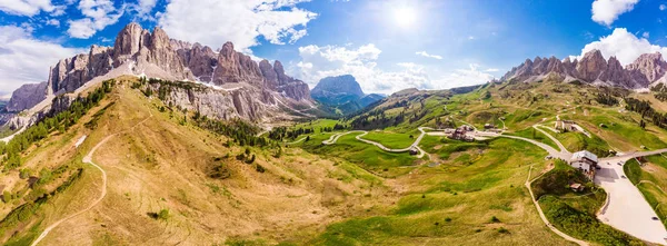 Dolomiterna-vackra panoramautsikt över solnedgången på Gardena pass, Passo Giau, nära Ortisei. Fantastisk Airial utsikt på de översta Dolomiti Alperna från Drone på sommardag, Italien, Sydtyrolen Europa — Stockfoto