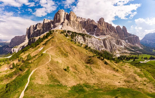 Dolomiterna-vackra panoramautsikt över solnedgången på Gardena pass, Passo Giau, nära Ortisei. Fantastisk Airial utsikt på de översta Dolomiti Alperna från Drone på sommardag, Italien, Sydtyrolen Europa — Stockfoto